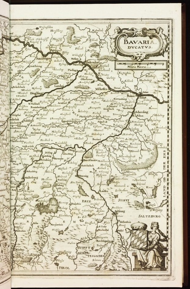 Ein aufgeschlagenes Buch, das eine detaillierte Karte von Bayern zeigt, mit Städten, Ortschaften, Flussen und anderen geographischen Merkmalen.