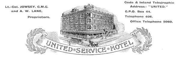 Schwarz-weiß-Zeichnung eines Gebäudes mit der Aufschrift "United Service Hotel" und einem großen Eingang, mehreren Fenstern und einem dekorativen Rahmen.