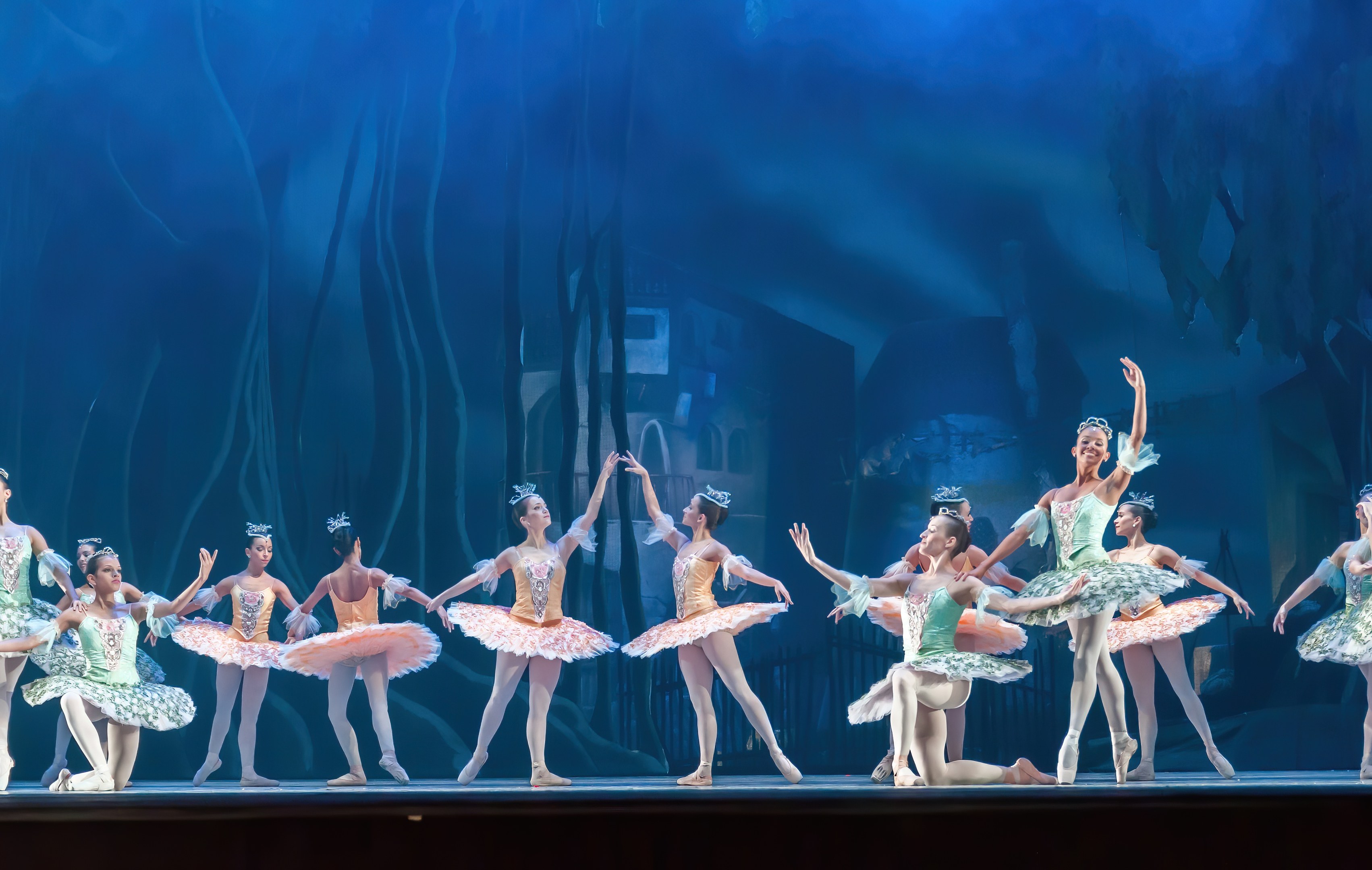"Theater of Estrada Song" des Zentrums für Ästhetische Erziehung von Kindern des Nizhny Novgorod-Gebiets wird vor Beginn der "Nussknacker"-Vorstellung im Nizhny Novgorod TYUZ am 1. Juni auftreten