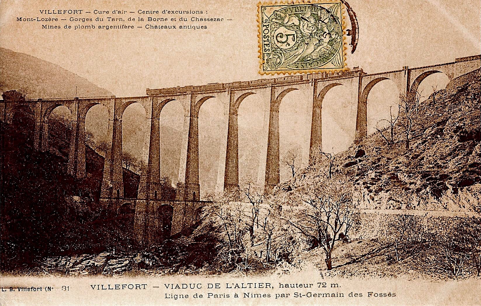 Altes Schwarz-Weiß-Foto einer Brücke mit einer Briefmarke, Bäumen und Hügeln im Hintergrund und Text unten.