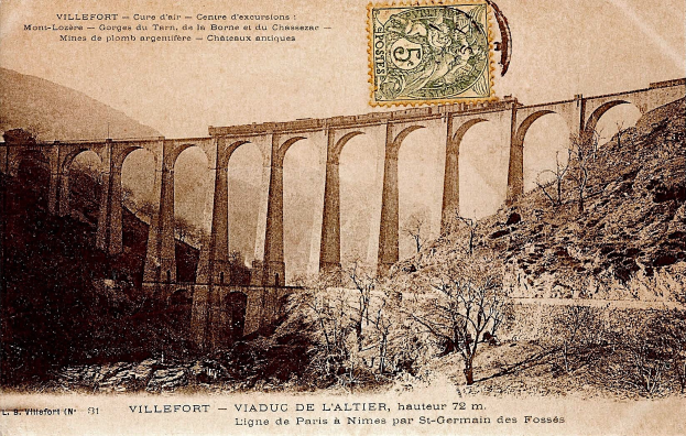 Altes Schwarz-Weiß-Foto einer Brücke mit einer Briefmarke, Bäumen und Hügeln im Hintergrund und Text unten.