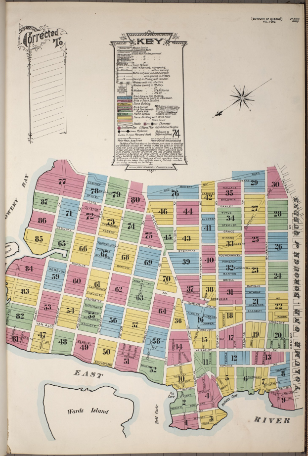Ein altes Buch mit einer detaillierten Karte von New York City auf dem Cover, das Straßen, Parks und Sehenswürdigkeiten zeigt, begleitet von Text, der zusätzliche geographische Informationen bietet.