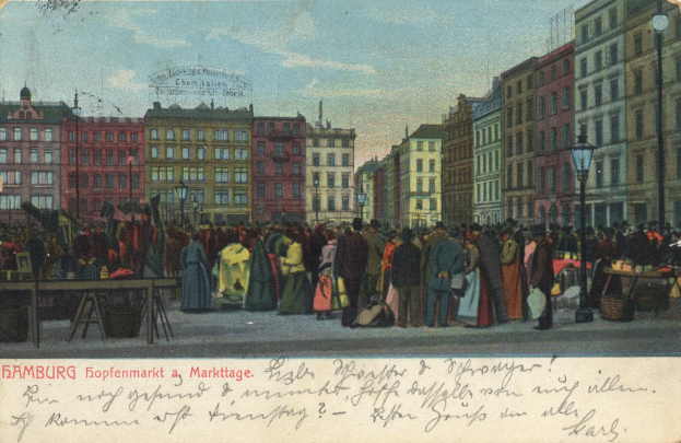 Alte Postkarte, die eine belebte MarktSzene in Hamburg, Deutschland, zeigt, mit Menschen, Ständen, Schildern und Gebäuden unter einem bewölkten Himmel.