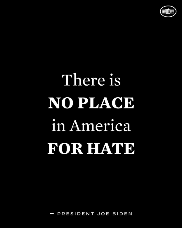 Schwarzer Hintergrund mit fetter weißer Schrift, die den Satz "Es gibt keinen Platz für Hass in Amerika" zitiert - ein Zitat von Präsident Joe Biden.