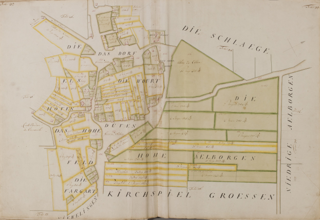 Ein altes Buch mit einer detaillierten Karte von Hamburg, Deutschland, das Straßen, Gebäude und Sehenswürdigkeiten zeigt und von Text begleitet wird, der Informationen über die Stadt liefert.