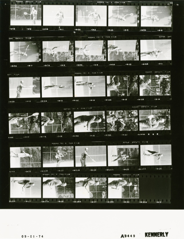 Ein Schwarz-Weiß-Foto eines Mannes in einem weißen Hemd und Shorts, der Tennis spielt und konzentriert eine Schläger hält, vor einem Filmstreifen-Hintergrund.