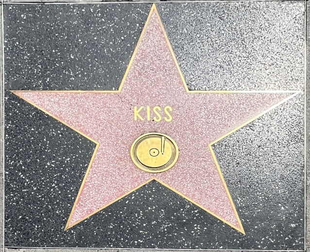 Star auf dem Hollywood Walk of Fame mit dem Wort 'Kiss' darauf eingraviert.