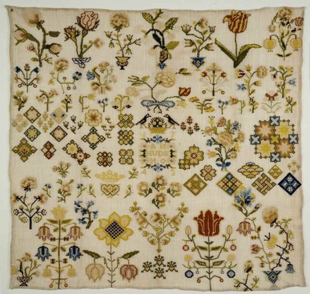 18. Jahrhundert Sampler-Tuch mit symmetrischem floralem Design in hellen Pinks, Purpurs, Blaus und Grüns.