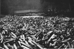 Ein Schwarz-Weiß-Foto zeigt einen großen Haufen Kugeln im Vordergrund, im Hintergrund eine Hütte und Bäume, und den Text "Zweiter Weltkrieg" unten.