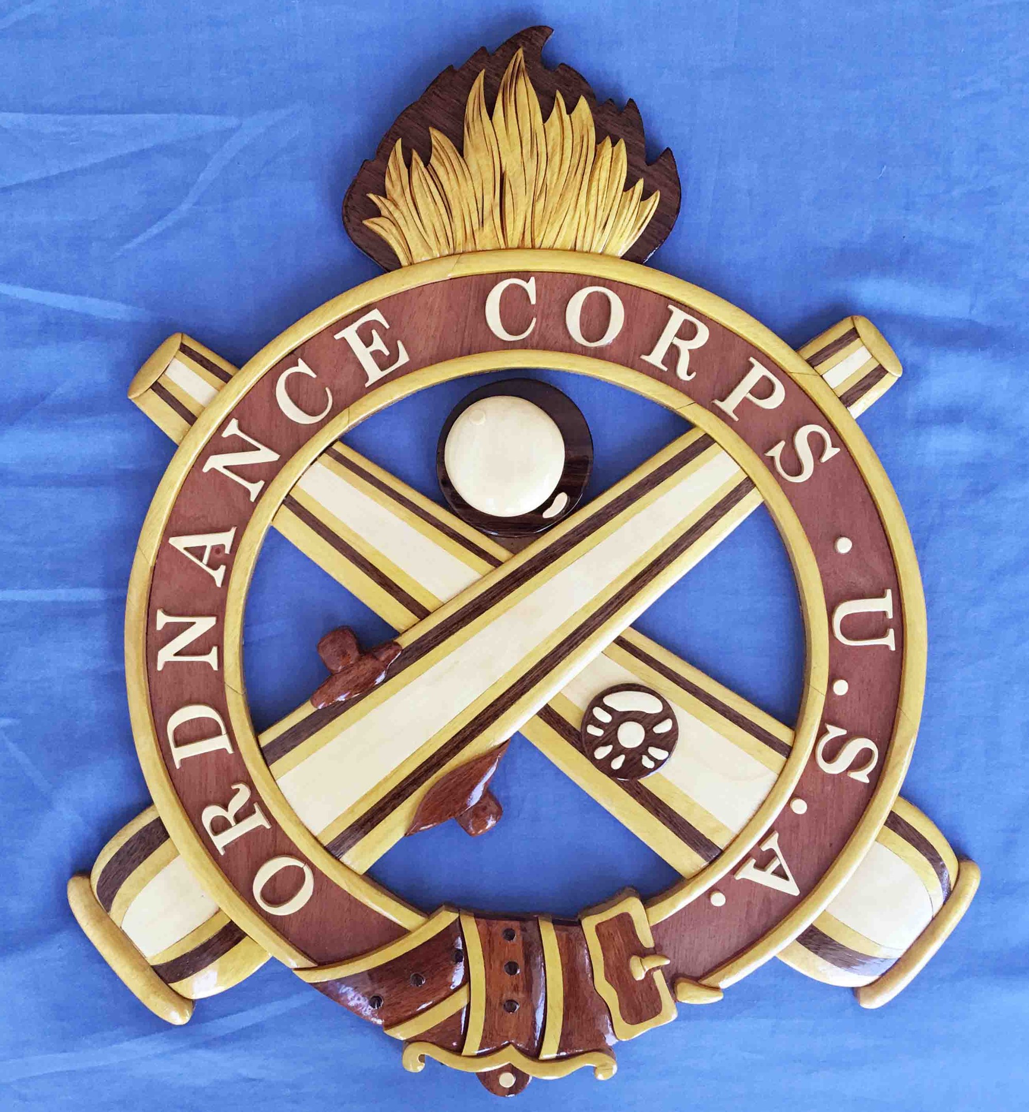 Holzschild mit "Ordnance Corps" in schwarzer Schrift, auf blauem Tuch montiert, mit einem weißen Stern auf marineblauem Hintergrund mit goldener Umrandung und detaillierten Verzierungen.