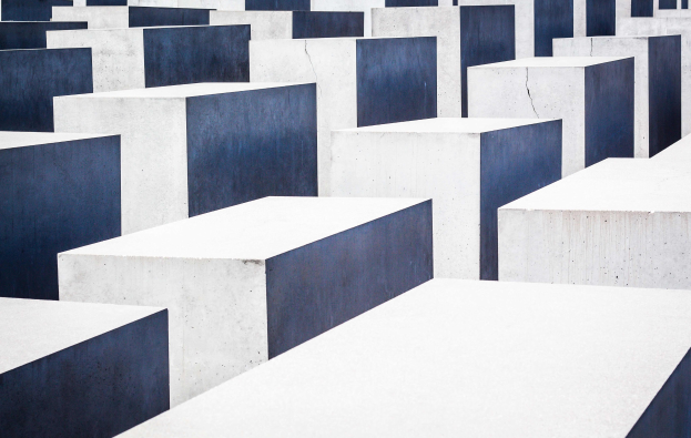 Das Holocaust-Mahnmal für die ermordeten Juden Europas in Berlin, mit einem Gitter aus weißen und blauen Betonsteinen.