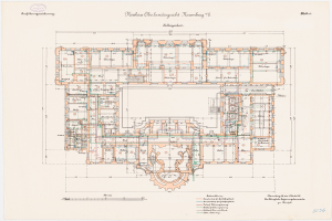 Ein detaillierter Grundrissplan des Neuhaus Oberlandgereich-Gebäudes in Hamburg, Deutschland, zeigt mehrere Räume, Flure, Fenster, Türen und andere Merkmale mit begleitendem Text.