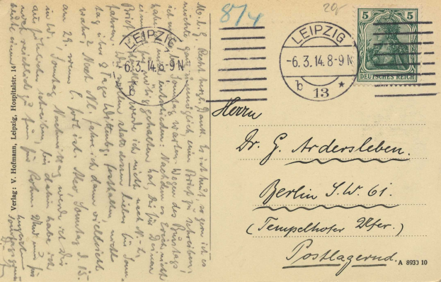 Alte Postkarte mit einer Briefmarke, die an ein Krankenhaus in Leipzig, Deutschland, adressiert ist und Text sowie postalische Markierungen enthält.