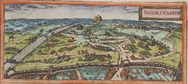 Ein altes Stadtplan von Ingolstadt, Deutschland, mit Bäumen, Häusern, einer Brücke, Wasser, Hügeln und einem Himmel, mit Text auf dem Papier.
