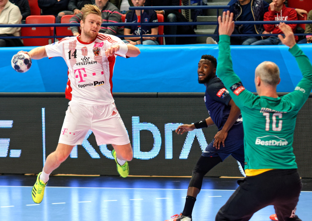 Eine Gruppe von Männern, die auf einem Feld während des Futsal-Weltmeisterschaftsspiels 2019 zwischen Bayern München und Paris Saint-Germain Handball spielen, mit Zuschauern im Hintergrund.