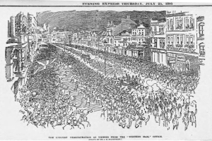 Schwarze und weiße Zeichnung einer Menge, die eine von Gebäuden gesäumte Straße entlanggeht, mit Text oben und unten, der 'Die Unionistendemonstration, wie sie vom Western Mail Office aus gesehen wird' lautet.