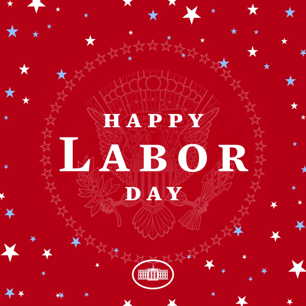Ein Plakat mit "Happy Labor Day" in fetter weißer Schrift auf einem hellroten Hintergrund, umgeben von Sternen verschiedener Größen und Farben.