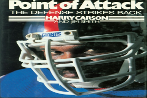 Eine Person in einem Fußballhelm mit entschlossener Miene, Buchumschlag für "Point of Attack: The Defense Strikes Back" von Harry Carson und Jim Smith.