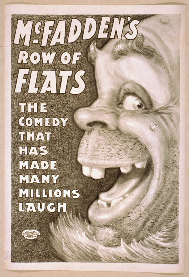 Plakat einer lachenden Person mit wildem Haar, breitem Grinsen und weit aufgerissenen Augen vor einem hellgelben Hintergrund, mit dem Text "McFadden's Row of Flats: The Comedy That Has Made Many Millions Laugh."