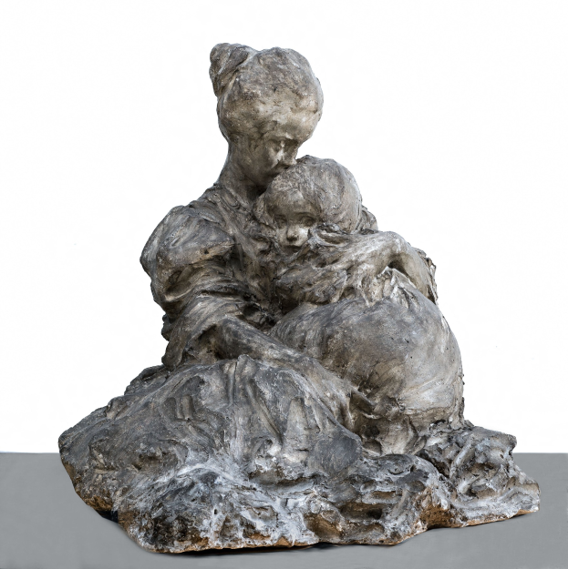 Bronzestatuette mit dem Titel 'Mutter und Kind' aus dem Jahr 2015, die eine Frau in einem langen Kleid zeigt, die ein Kind hält, beide mit sanften Gesichtern, vor einem weißen Hintergrund.