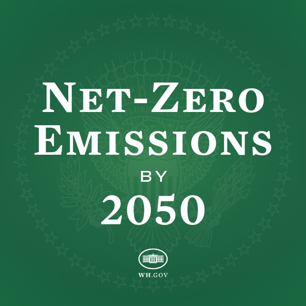 Weißer Text auf grünem Hintergrund, der "net-zero emissions by 2050" in fetter Schrift enthält.