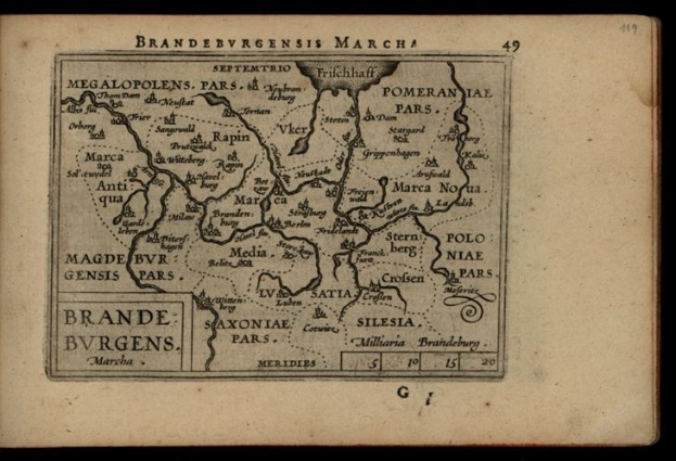 Ein altes Buch mit einem schwarzen Hintergrund, das eine detaillierte Karte der Brandenburg-Region Deutschlands zeigt, einschließlich geografischer Merkmale wie Flüsse, Berge und Städte, sowie begleitenden Text mit zusätzlichen Informationen.
