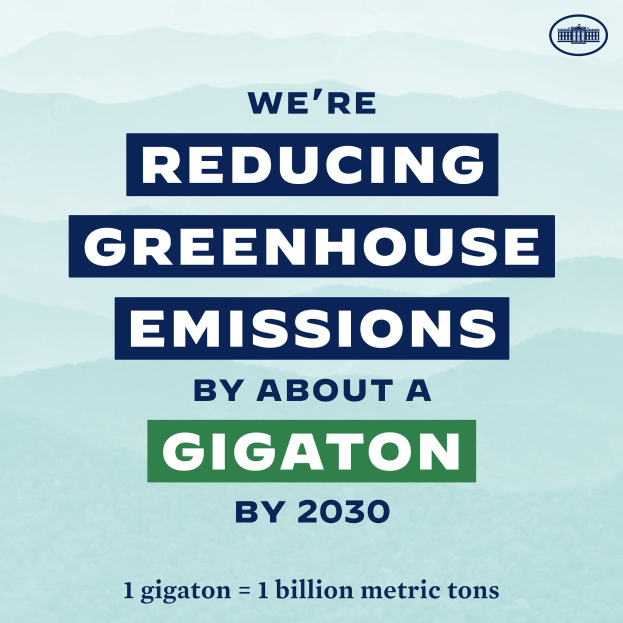 Ein Plakat mit Text und Logo, das 'Wir reduzieren die Treibhausgasemissionen bis 2030 um etwa eine Gigatonne' fordert und damit für die Reduzierung der Treibhausgasemissionen bis 2030 wirbt.