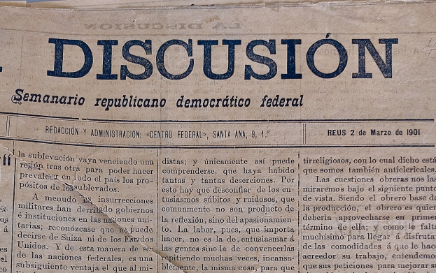 Eine gelblich verfärbte, leicht zerknitterte Zeitung mit der schwarzen Schrift 'Diskussion' darauf, die die Schlagzeile 'Semanario Repúblicano Democrático Federal' trägt.