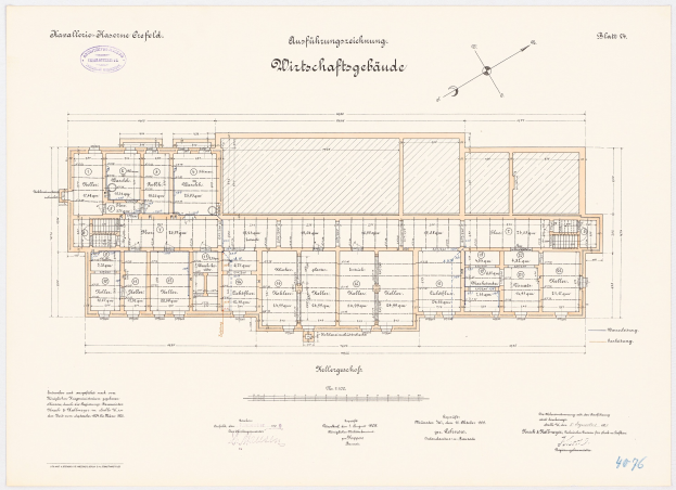 Schwarz-weißer architektonischer Grundriss eines Mehrraumgebäudes mit handschriftlichen Anmerkungen auf altem Papier, bezeichnet als Halleggeschlafs-Grundrissplan in Berlin, Deutschland.