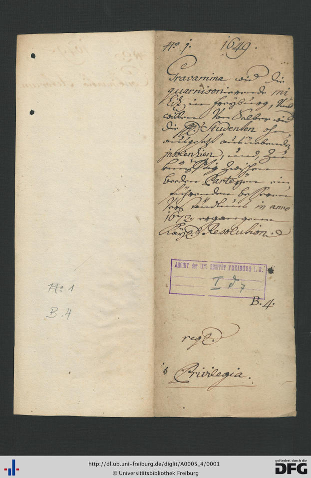 Ein aufgeschlagenes Buch mit handgeschriebener Schrift, wahrscheinlich ein Dokument der Bundesrepublik Deutschland, mit Wasserzeichen am unteren Rand.