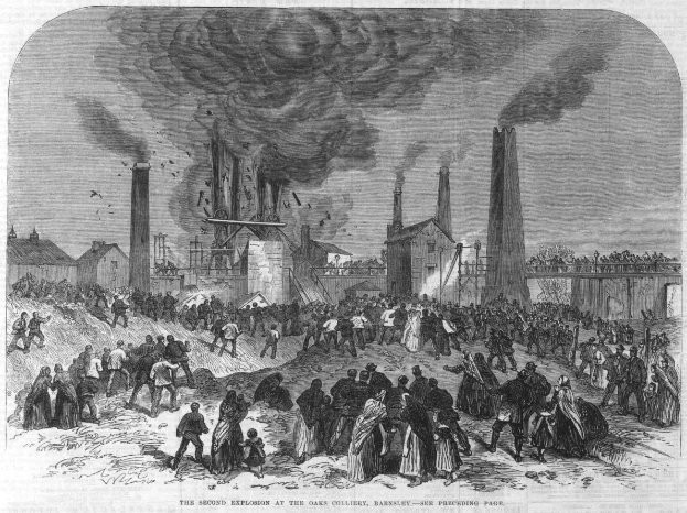 Eine Schwarz-Weiß-Zeichnung einer Menge vor einer Fabrik mit rauchenden Schornsteinen und Häusern im Hintergrund, mit Text unten lesend "Die zweite Explosion im Oaks Colliery, Bakersley, England".