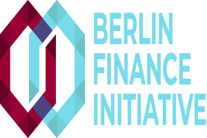 Logo der Berliner Finanzinitiative mit einem blauen Kreis mit weißer Umrandung und einem weißen "B" in der Mitte, umgeben von einem weißen Ring mit blau-weißem Karomuster, alles auf einem weißen Hintergrund mit den Worten "Berlin Finance Initiative" in fetter schwarzer Schrift.