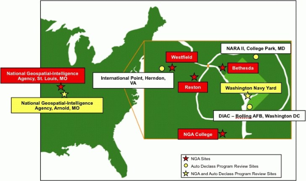Eine detaillierte Karte der Vereinigten Staaten, die die Standorte der National Geospatial Intelligence Agency mit fetter Schrift hervorhebt und geographische Merkmale wie Flüsse, Berge und Städte zeigt.