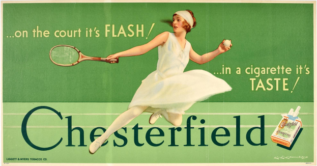 Eine Frau in einem weißen Tennisdress hält einen Schläger und einen Ball mit entschlossener Miene, mit dem Text "Chesterfield Zigaretten - Auf dem Court ist es Flash" oben drauf.