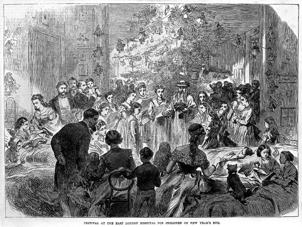Schwarze und weiße Zeichnung einer Menschenmenge in einem Raum, einige stehen und einige sitzen auf Stühlen, mit Text unten lesend "Fest am Ostlondoner Krankenhaus für Kinder am Silvesterabend".