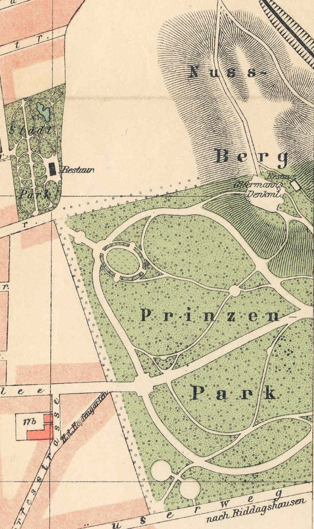 Ausführliche alte Karte von Berlin, Deutschland, die den Standort eines Parks mit Straßen, Sehenswürdigkeiten und textuellen Informationen zum Park hervorhebt.