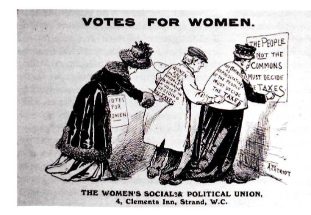Drei Frauen in traditioneller Kleidung halten ein Blatt Papier mit der Aufschrift "Wahlrecht für Frauen: Die Women's Social & Political Union" gegen einen hellblauen Himmel mit weißen Wolken.
