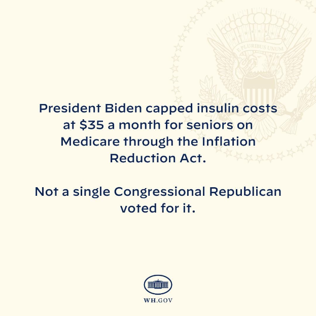 Plakat mit dem Text "Präsident Biden beschränkt Insulin-Kosten auf 35 Dollar im Monat für Senioren mit Medicare dank des Inflation Reduction Act" neben einem Logo.