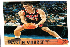 Martin Muursepp, ein ehemaliger Spieler der Miami Heat, hält einen Basketball in der Hand und ist von Menschen und einem Tisch im Hintergrund umgeben. Unten steht der Text "1991-92 Topps Basketball Card".