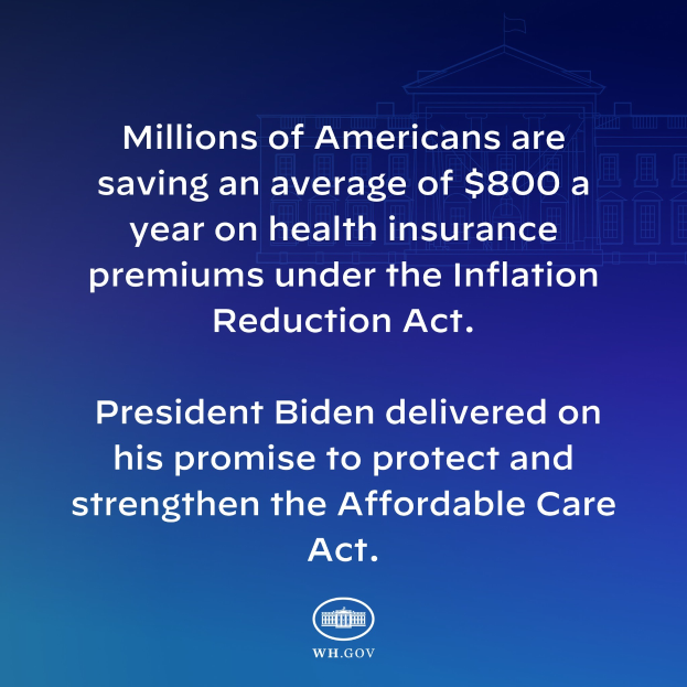 Ein blauer Hintergrund mit dem Text "Millionen von Amerikanern sparen durchschnittlich 800 Dollar im Jahr bei den Gesundheitsversicherungsprämien thanks to the Inflation Reduction Act" und ein Logo.