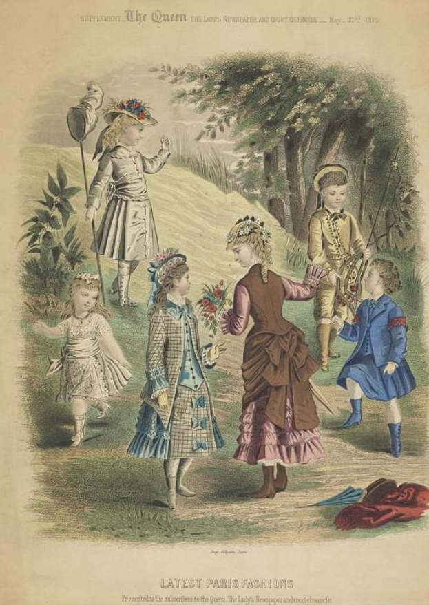 Eine Gruppe von Kindern in modischer Kleidung aus dem 19. Jahrhundert, die auf einer grasigen Fläche umgeben von Bäumen und Pflanzen stehen, mit Text unten, der 'Neueste Pariser Moden' lautet.