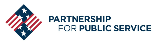 Ein Logo mit den Worten "Partnership for Public Service" in fetter, schwarzer Schrift, zentriert in einem blauen Kreis mit einem weißen Stern, umgeben von einem weißen Rand und begleitet von einer blauen und weißen Fahne mit dem gleichen Text.