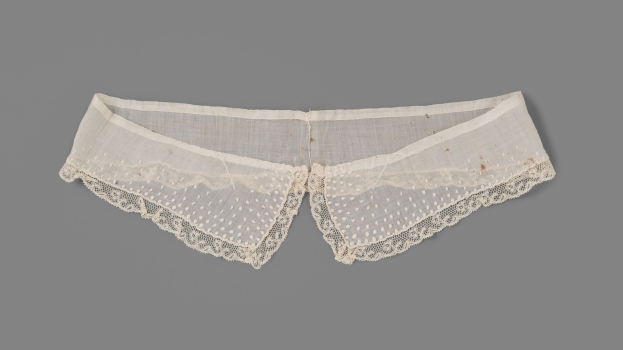 Ein Paar weiße Spitzenhöschen mit zarter Spitzenborte an den Rändern, auf einem grauen Hintergrund dargestellt.