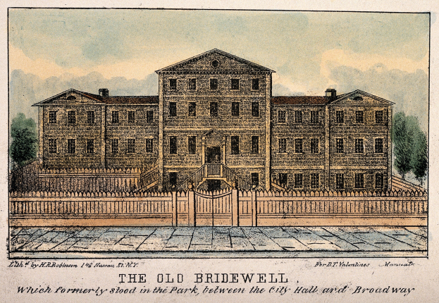 Ein altes Gebäude mit Fenstern, einem Tor, einem Zaun und Bäumen, mit dem Text "The Old Bridgewater, which formerly stood in the park between the city hall and broadway" unten.