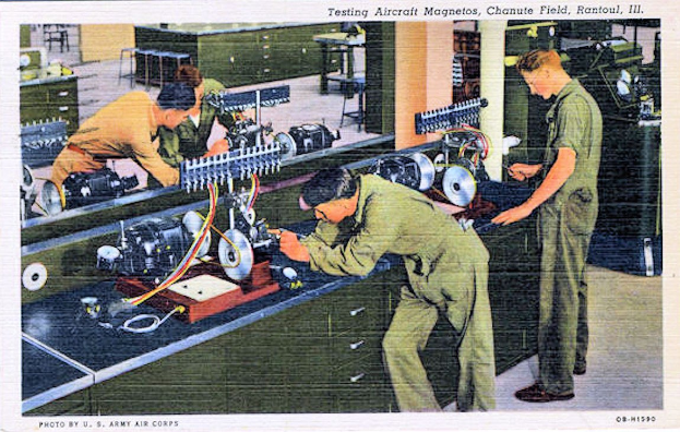 Gruppe von Männern, die an einer Maschine in einer Fabrik arbeiten, mit Text oben und unten auf dem Bild.