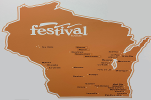 Ein lebendiger Plakatentwurf von Wisconsin, gefüllt mit verschiedenen Lebensmitteln wie Obst, Gemüse und Snacks, mit der Aufschrift "Festival Foods".