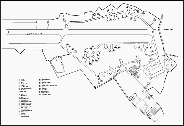 Eine Schwarz-Weiß-Zeichnung einer Stadtkarte mit zahlreichen Gebäuden, wahrscheinlich ein Lageplan für eine neue Schule, mit Text auf der linken Seite, der das Layout beschreibt, einschließlich Raumanzahl, Fluren und anderen Merkmalen.