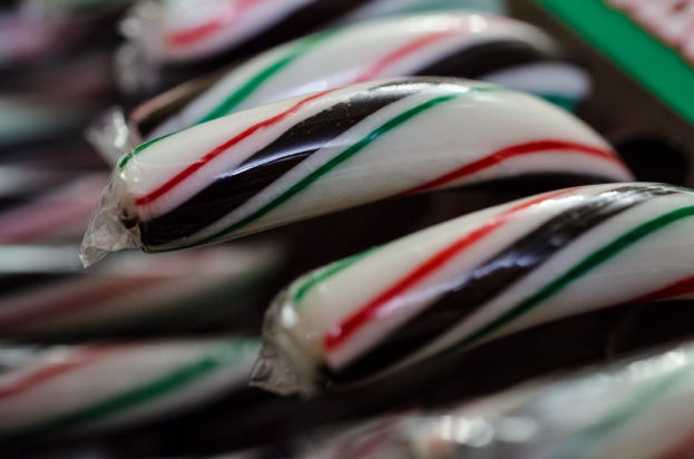 Schokoladenriegel in Verpackungen angeordnet.