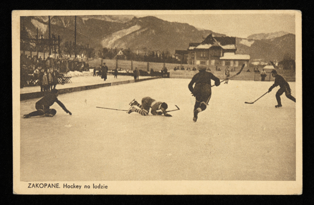 Ein altes Schwarz-Weiß-Foto von Menschen, die Hockey auf einem Eisstadion spielen, umgeben von Gebäuden, Bäumen, Pfählen und Bergen im Hintergrund, mit Text unten.