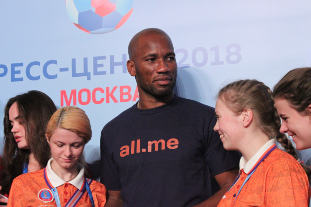 Gruppe von Menschen in Medaillen auf einer Bühne mit einem Banner der FIFA-Weltmeisterschaft 2018 Russland mit einem Fußball